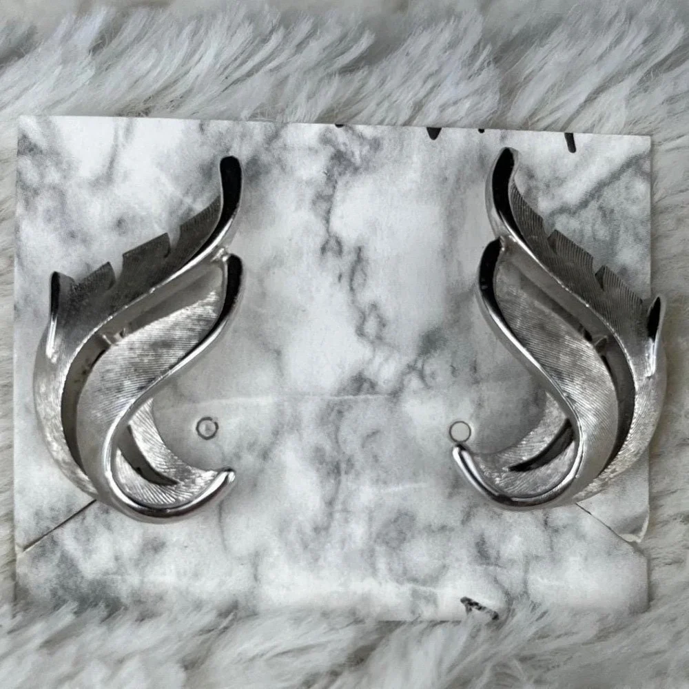 Vtg Trifari Crown Silver Tone Feather Leaf Clip On Earrings MCM Pin Up 70s NWOT